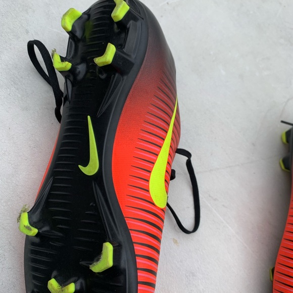 Nike Soccer Cleats - Picture 4 of 4
